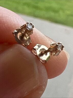 Vintage Dainty 10k Solid Yellow Gold Diamond Buttercup Stud Earrings